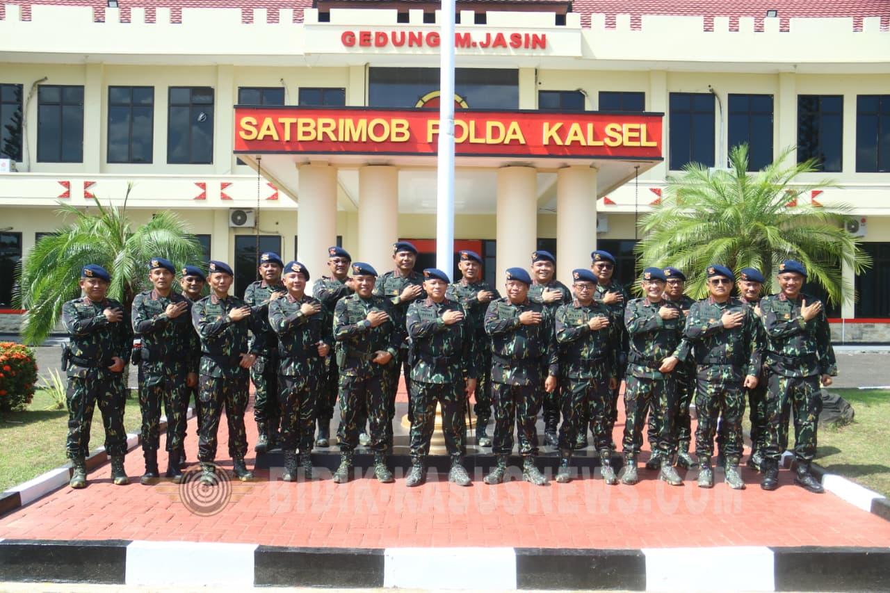 Tradisi Kehormatan Brimob Berlanjut, Brigjen Pol. Pradah Pinunjul Saksikan Serah Terima Dhuaja Satya Bajra Tiksna di Polda Kalsel