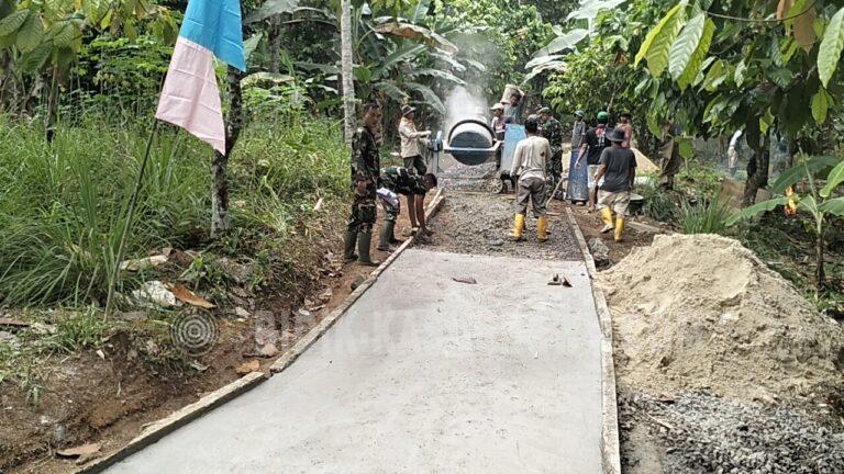 Babinsa Koramil 410-02/TBS Bersama Warga Gotong Royong Cor Jalan di Pinang Jaya, Perkuat Kemanunggalan TNI dan Rakyat
