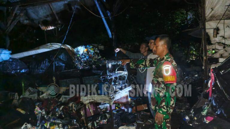 Babinsa dan Warga Bergerak Cepat Padamkan Kebakaran Gudang Rongsok di Bandar Lampung, Tidak Ada Korban Jiwa