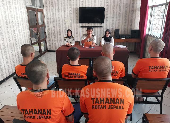 Langkah Awal Menuju Pembinaan BerLangkah Awal Menuju Pembinaan Berkualitas, Rutan Jepara Bekali Tahanan Baru Melalui Mapenaling