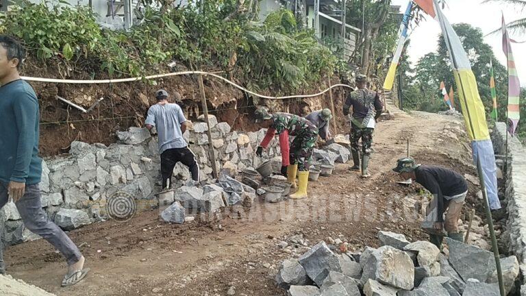 Babinsa Koramil 410-02/TBS Dampingi Pembangunan Talud dan Drainase di Kemiling, Perkuat Gotong Royong Warga Bandar Lampung