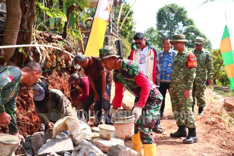 Sinergi Tanpa Batas: Peltu Dwi Gerakkan Warga Kemiling, Dansatgas TMMD Beri Apresiasi di Lapangan
