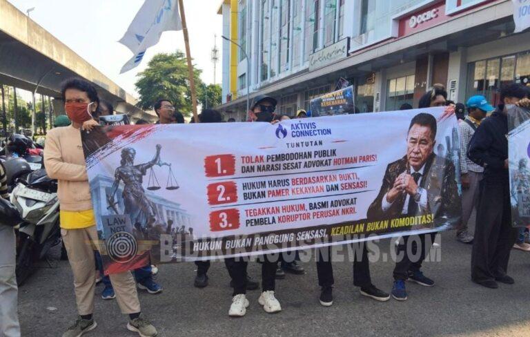 Ratusan Massa Gelar Aksi di Kantor Hotman Paris & Partner, Desak Penegakan Hukum Berbasis Bukti