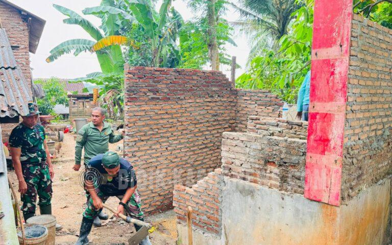 GELIAT GOTONG ROYONG TNI DAN WARGA PINANG JAYA MEWUJUDKAN HUNIAN LAYAK DAN AIR BERSIH