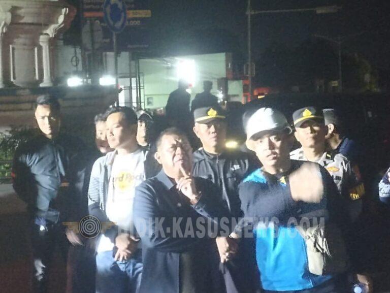 Roboh Diterpa Angin Kencang, Personel Polres Majalengka Bersama Tim Gabungan Evakuasi Korban Video Tron di Bundaran Cigasong