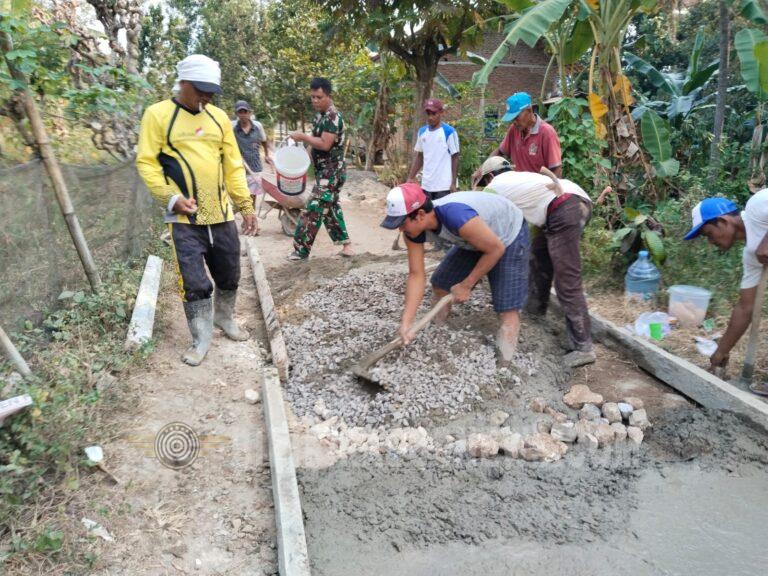 SINERGI TNI DAN WARGA PINANG JAYA PERKENCANG RENOVASI MUSHOLA BAITUL SAUDAH DAN JALAN NANGKA