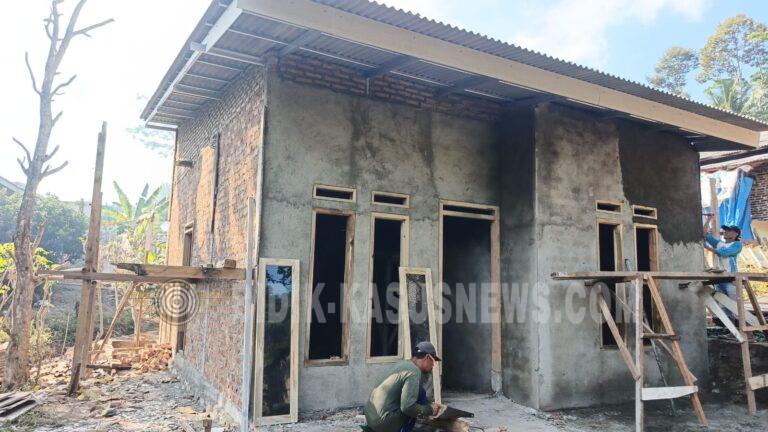 CAPAI PROGRES 55 PERSEN, BEDAH RUMAH BAPAK HASANUDIN MEMASUKI TAHAP PLESTER DINDING DAN PEMASANGAN PINTU