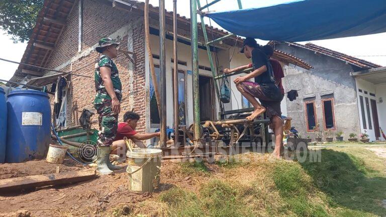 WUJUDKAN POLA HIDUP BERSIH: DANSATAGAS TMMD KODIM 0410/KBL TINJAU PENGERJAAN AKHIR SUMUR BOR DAN SARANA MCK PINANG JAYA