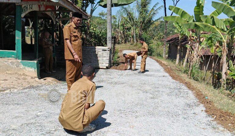 Kecamatan Jampangkulon Awasi Pembangunan Jalan Desa Padajaya