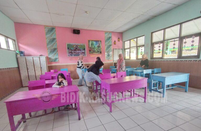 Gotong Royong Sambut HUT RI, Wali Murid SDN Nyangkowek Cicurug Sulap Ruang Kelas Jadi Lebih Meriah