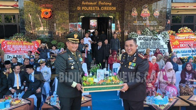 Dandim 0620/Kab. Cirebon Hadiri HUT ke-80 Polri, Berikan Kejutan Spesial untuk Kapolresta Cirebon