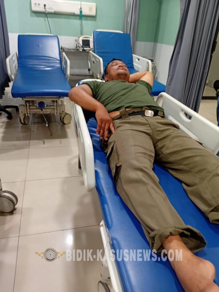 Diduga “Pukul”  Bawahan Setelah Apel Pagi, Kasatpol PP Kota Cirebon Dipolisikan   CIREBON,-Bidik-kasusnews.com,.Tindakan kekerasan dalam Institusi Negara lagi-lagi terjadi dan mencoreng nama besar Pegawai Negeri Sipil (PNS) atau ASN di Kota Cirebon.  Kekerasan itu menimpa terhadap salahsatu anggota Satuan Pamong Praja (Satpol-PP ) yang diduga di pukul oleh Kepala Satuan Pamong Praja (Kasatpol PP) setelah melakukan Apel Pagi di Kantor Dinas Satpol PP Kota Cirebon pada Senin 13 Juli 2026.  Hal tersebut diutarakan oleh T (47) PNS korban pemukulan kebengisan dari Kasatpol PP Kota Cirebon. Menurutnya kejadian tersebut bermula dari kegiatan Apel Pagi yang digelar secara rutin setiap hari Senin di Kantor Dinas Satpol-PP Kota Cirebon. Berdasarkan pengakuan korban, dirinya tak memahami kenapa tiba-tiba Kasatpol PP memukulnya.  “Setelah Apel saya dipanggil oleh Pak Edi, saya ditanya terkait nomor telepon teman saya. Namun saya menjawab, … Saya mau makan dulu pak”. Seketika itu, tanpa basa-basi saya dipukul dibagian dada di depan Anggota Satpol-PP lainnya,” Ujarnya kepada awak media di depan Mapolsek Kesambi Senin, (13/07) siang hari.   Bukan hanya itu, T juga mengaku dirinya diancam oleh Kasatpol PP terkait dirinya dilarang menggunakan seragam Satpol-PP dan tidak boleh mengikuti disetiap kegiatan yang ada Dinas tersebut.  Karena hal itu, T mengaku sesak dibagian dada dan mengadukan kejadian tersebut kepada Lembaga Bantuan Hukum PENA KEADILAN.  “Hingga sekarang dada saya sakit dan memar. Yang dirasa sesak sekali untuk bernafas,” Terangnya.  Moch Hasyirul Falah selalu Ketua LBH Pena Keadilan membenarkan kejadian yang menimpa sodara T. Jika memang betul atas pengakuanya, jelas hal ini merupakan preseden buruk dan mencoreng nama besar Walikota Cirebon sebagai Bapaknya ASN di Kota Cirebon.  “Perkara T ini sudah kita serahkan kepada Penyidik Polsek Kesambi. Korban sudah di BAP dan juga sudah diberikan rujukan Visum ke RS Ciremai. Kami yakin APH Profesional dalam menangani perkara ini dan bisa secepatnya memanggil yang bersangkutan,” kata Falah.  Menurutnya, Kekerasan didlam tubuh Satpol-PP berupa pemukulan yang dilakukan oleh Kasatpol PP adalah suatu tindakan yang berlebihan dan jelas tak dibenarkan. Anggota Satpol-PP bukan Militer melainkan masyarakat sipil sehingga jadi jika ada permasalahan bisa  diselesaikan dengan sanksi administratif bukan kekerasan atau bentuk arogansi lainnya.  Tafsirannya, dengan dalih apapun kekerasan dalam tubuh ASN jelas tidak dibenarkan. Jika memang kekerasan atau pemukulan itu terbukti maka Kasatpol PP ini harus segera dipanggil dan diproses secara hukum.  “Jika benar, kita dorong APH untuk memanggil Pelakunya. Bukan hanya itu, kita juga akan laporkan Kasatpol PP ke Badan Kepegawaian agar yang bersangkutan diberi sanksi administratif. Bila perlu kita Nonjobkan,” Tegas Bung Falah yang juga menjabat sebagai kordinator Aktivis di Cirebon Timur.  Hingga berita ini diterbitkan, bulan ada konfirmasi dari pihak Dinas Satpol-PP Kota Cirebon atau pihak-pihak yang terkait atas perkara ini.  (Asep Rusliman)