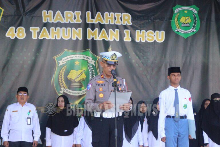 Kasat Lantas Polres HSU Jadi Pembina Upacara di MAN 1 Amuntai, Edukasi Tertib Berlalu Lintas Lewat Program Police Go To School
