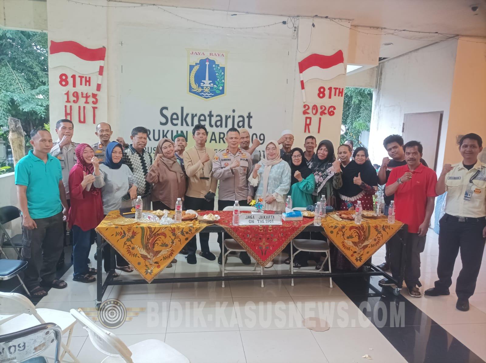 Kapolsek Jatinegara Ngobrol Santai Bersama Warga Rusun, Perkuat Sinergi Jaga Keamanan Lingkungan