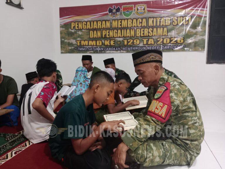 Pengajian di Tengah TMMD Ke-129, TNI dan Anak-Anak Warga Perkuat Kebersamaan di Mushola