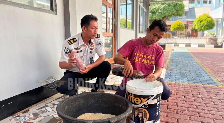Produktif dari Balik Jeruji, Warga Binaan Rutan Jepara Belajar Membuat Pakan Ternak Fermentasi