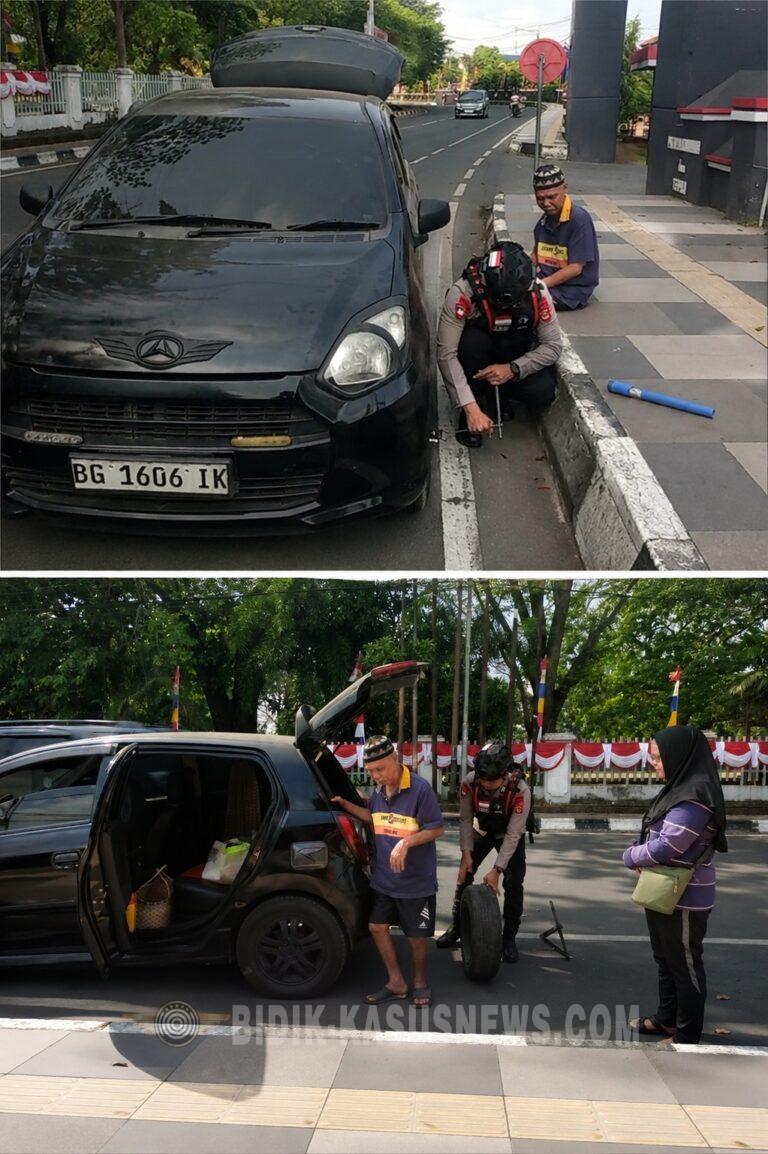 Personel Batalyon A Pelopor Satbrimob Polda Sumsel Bantu Warga Alami Pecah Ban di Jl. Srijaya Negara