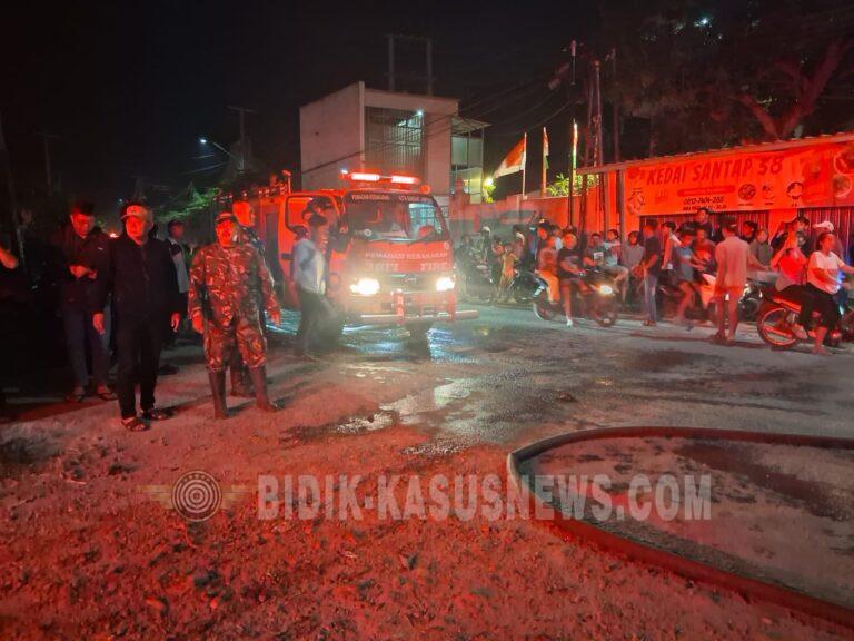 Babinsa Sukaraja Sigap Bantu Tangani Kebakaran Gudang Frozen, Pastikan Warga Aman dan Situasi Terkendali