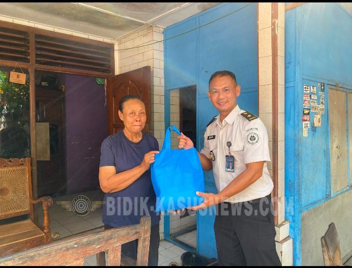 Semangat Kemerdekaan RI Ke-81, Rutan Jepara Hadir Berbagi Bansos untuk Masyarakat Sekitar