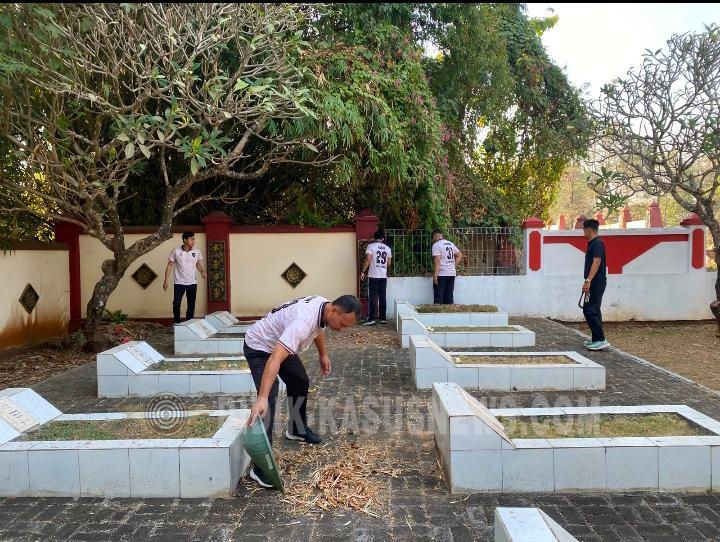 Aksi Bersih Kemerdekaan, Rutan Jepara Bersihkan Taman Makam Pahlawan Sambut HUT ke-81 Rl