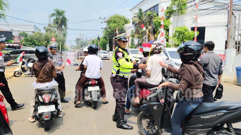 Jelang HUT ke-81 RI, Satlantas Polres HSU Bagikan Bendera Merah Putih kepada Pengguna Jalan