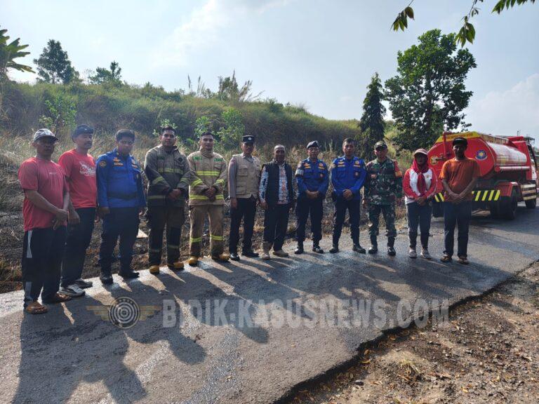 Babinsa Bersama Damkar dan Warga Berjibaku Padamkan Kebakaran Lahan Kosong di Sumber Agung