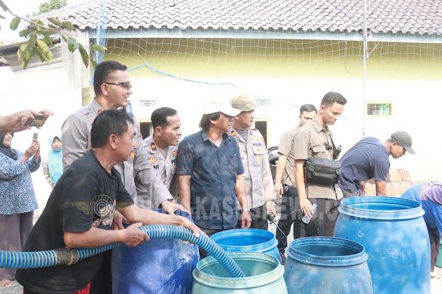 Kapolres Majalengka Terjun Langsung Salurkan Air Bersih untuk Warga Desa Kulur
