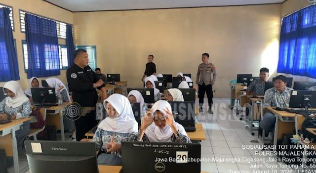 Kasi Humas Polres Majalengka Sosialisasikan Training of Trainer (TOT) Paham AI kepada Pelajar