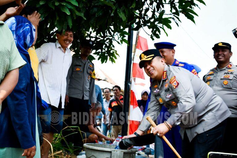 Peduli Warga Terdampak Kekeringan, Polresta Cirebon Distribusikan 6.000 Liter Air Bersih ke Desa Slangit