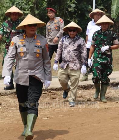Dikawal Polisi, 4 Kelompok Tani Kuningan Jajal Tanam Bawang Putih Di 3 Desa