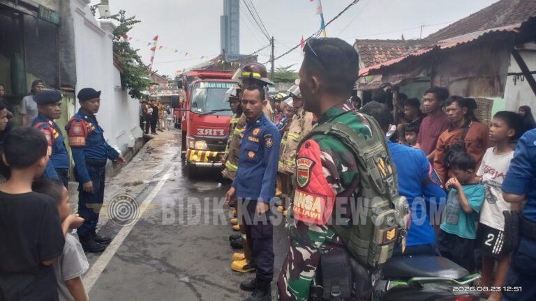 Babinsa Koramil 410-05/TKP Bergerak Cepat Bantu Tangani Kebakaran Rumah Warga di Kaliawi