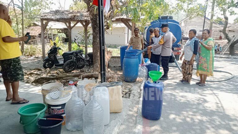 Polres Majalengka Salurkan Bantuan Air Bersih, Wujud Kepedulian Polri Di Tengah Musim Kemarau.