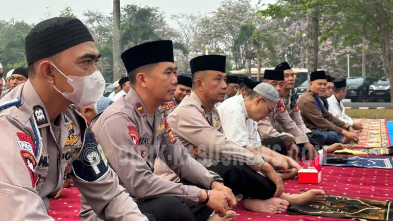 Personel Satbrimob Polda Sumsel Ikuti Kegiatan Sholat Istisqo di Griya Agung