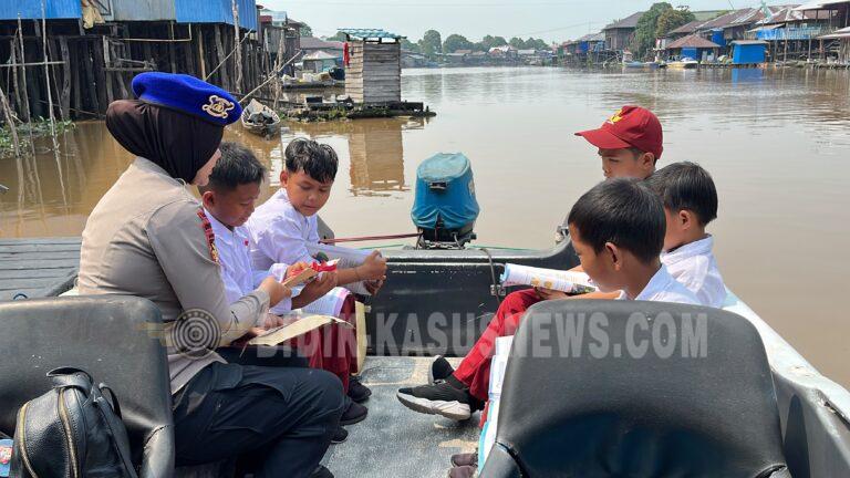 Satpolairud Polres HSU Hadirkan Perpustakaan Apung, Buka Akses Pengetahuan Bagi Anak-Anak Pesisir Sungai Barito