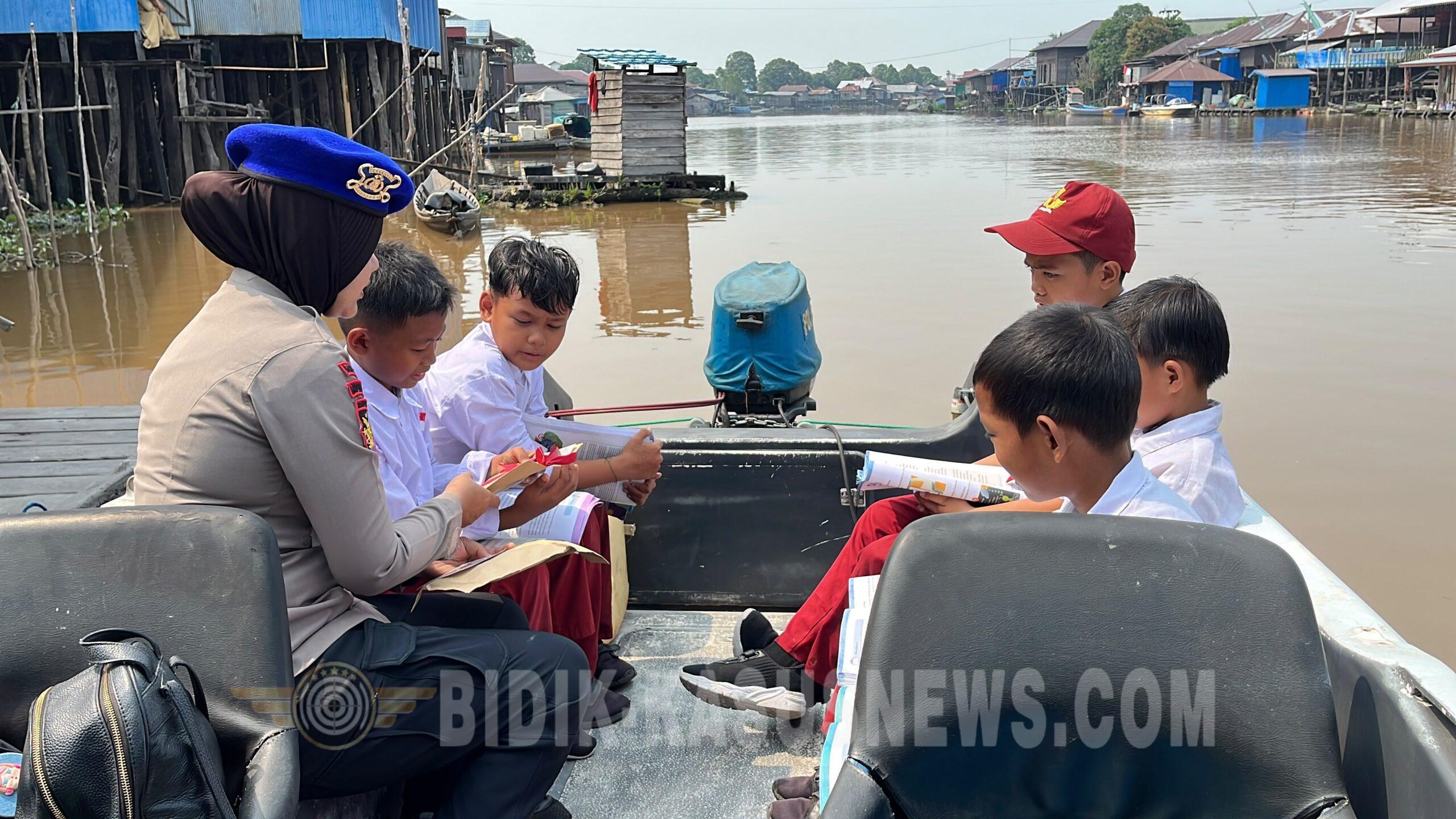 Satpolairud Polres HSU Hadirkan Perpustakaan Apung, Buka Akses Pengetahuan Bagi Anak-Anak Pesisir Sungai Barito