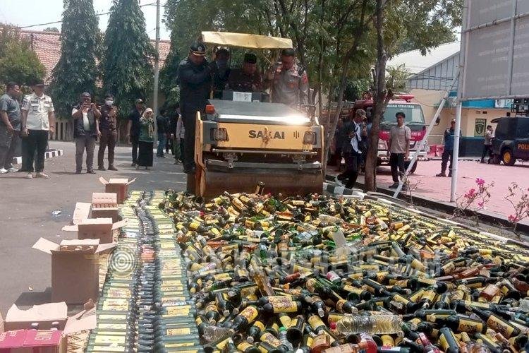 Selama Dua Pekan, Polres Majalengka Musnahkan Ribuan Botol Miras
