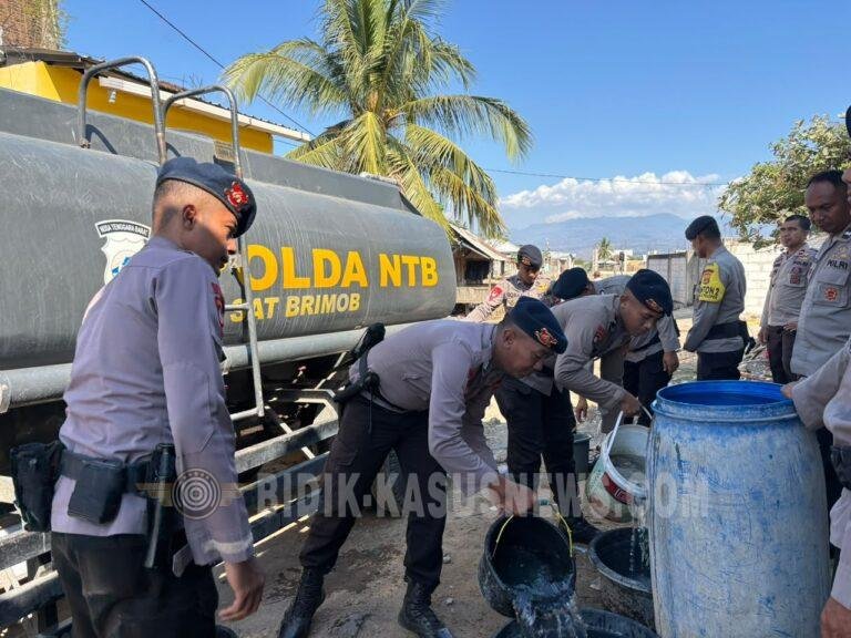Brimob NTB Salurkan Air Bersih, Hadir Ringankan Beban Warga di Tengah Kekeringan