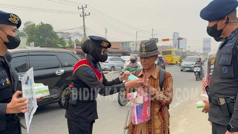SATBRIMOB POLDA SUMSEL BAGIKAN MASKER DAN SOSIALISASIKAN PENCEGAHAN KARHUTLA KEPADA MASYARAKAT