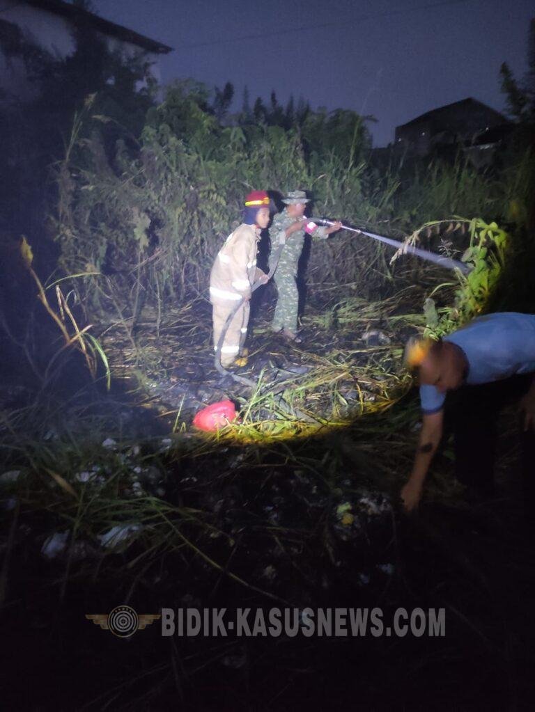 Babinsa dan Damkar Bersinergi Padamkan Kebakaran Lahan Kosong di Keteguhan