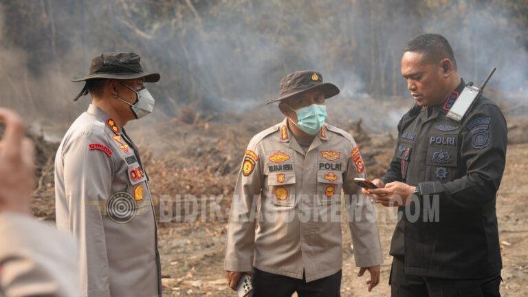 Dansat Brimob Polda Sumsel Tinjau dan Pimpin Pemadaman Titik Api di Lembak Muara Enim
