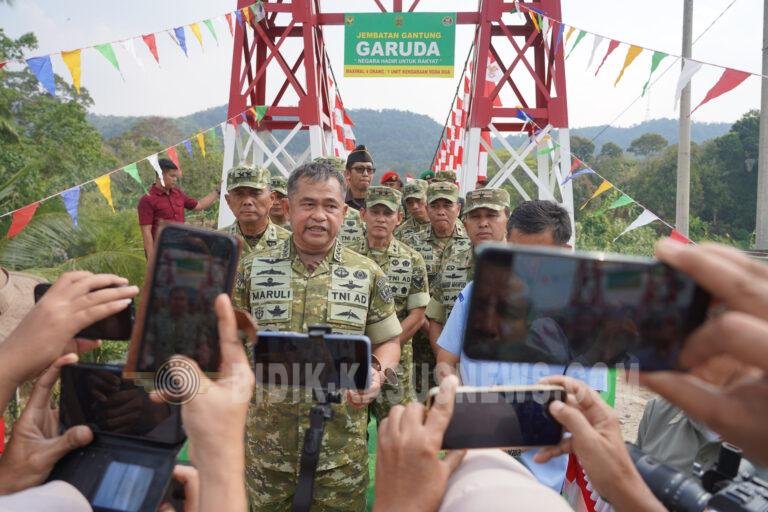 Tinjau Jembatan Gantung Garuda di OKU, Kasad: TNI Harus Jadi Solusi Kesulitan Rakyat!
