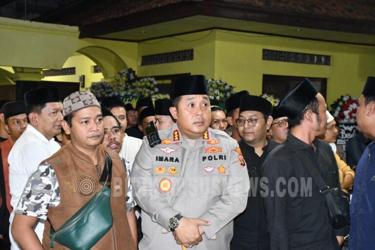 Kapolresta Cirebon Takziah ke Rumah Duka Sesepuh Pondok Buntet Pesantren Almarhum KH. Hasanuddin Kriyani