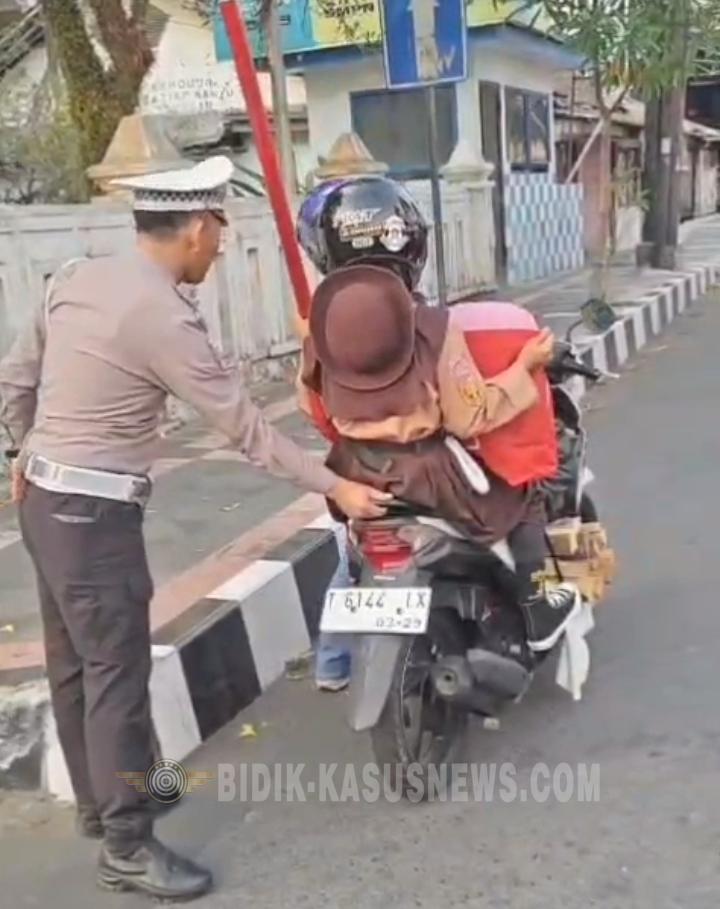 Polisi GERCEP di Jalan Siliwangi, IPTU Budi Turun Tangan Dorong Motor Mogok Demi Keselamatan Anak Pramuka