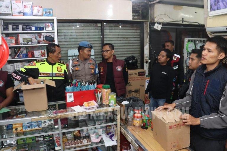 Razia Miras, Polisi Amankan 62 Botol dari Warung dan Ruko