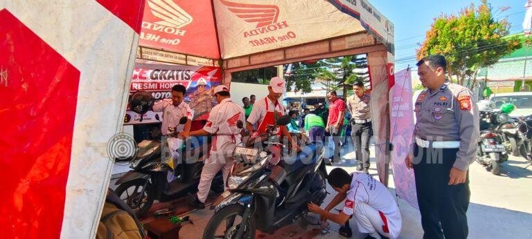 Puluhan Driver Ojol di Kuningan Dapat Servis Motor dan Ganti Oli Gratis dari Polisi