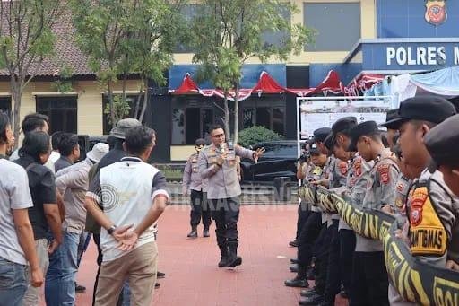 Mantapkan Kesiapsiagaan Personel, Kapolres Majalengka Pimpin Latihan Dalmas dan Sispam Mako