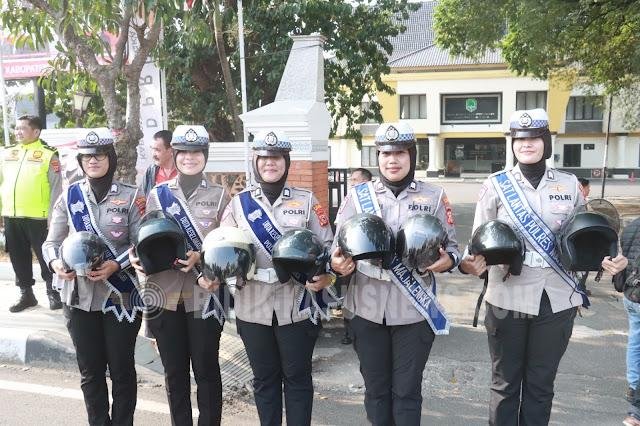 Sosialisasi Tertib Lalu Lintas, Kapolres Majalengka Bagikan 40 Helm Gratis di Alun-Alun