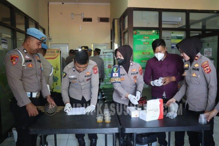 Cegah Narkoba di Internal Polri, Wakapolres Majalengka Gelar Tes Urine Dadakan Bagi PJU dan Kapolsek Jajaran