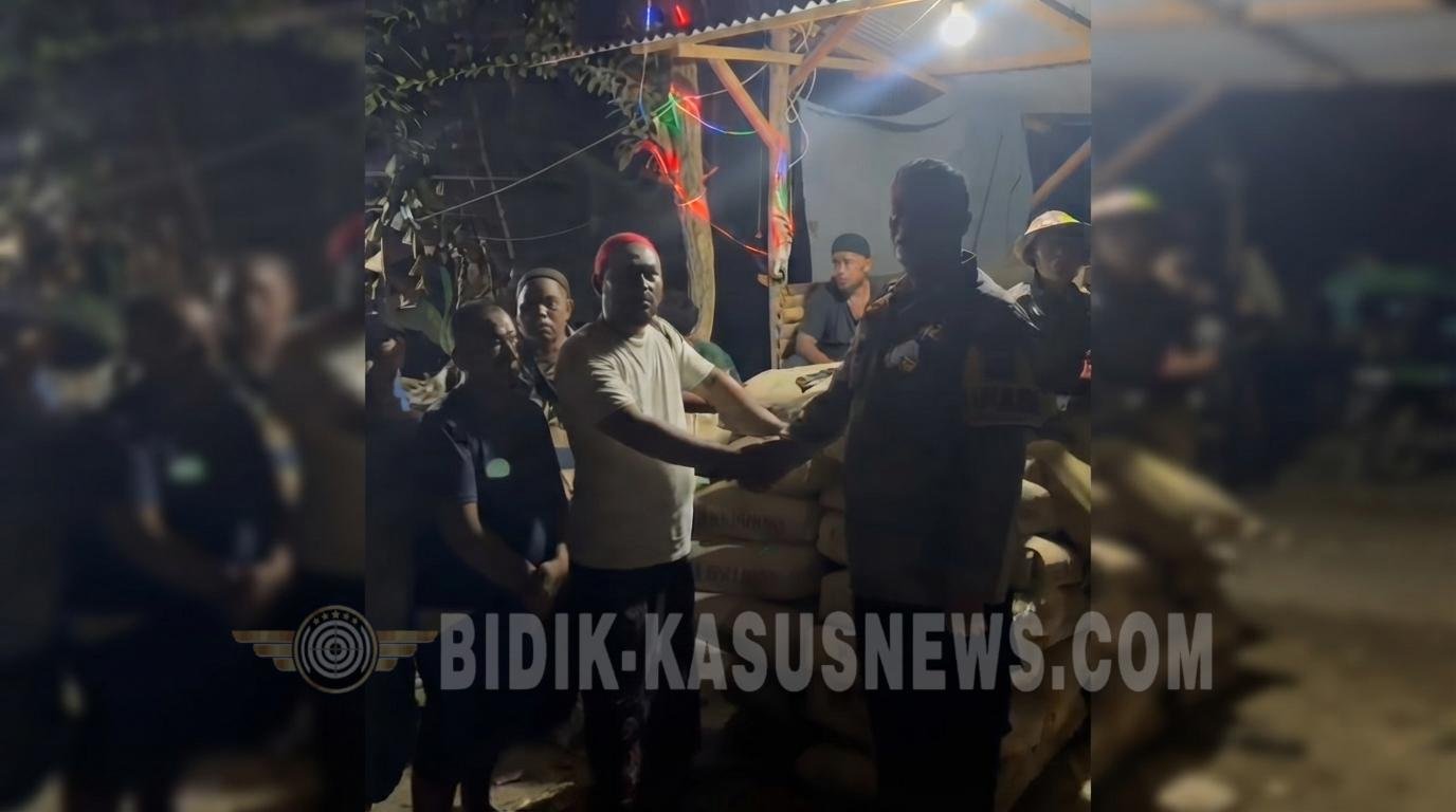 Kapolres Sukabumi Berikan Bantuan 200 Zak Semen, Warga Sukarata Sumberjaya Bergotong Royong Perbaiki Jalan