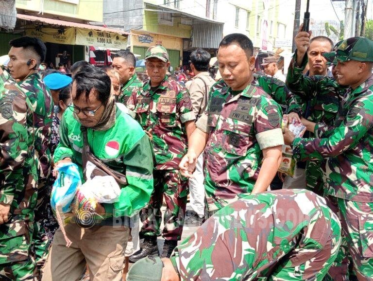 Dandim 0410/KBL Bersama Babinsa Salurkan Sembako Dalam Rangka Tradisi Cioko di Vihara Amurwa Bhumi Graha